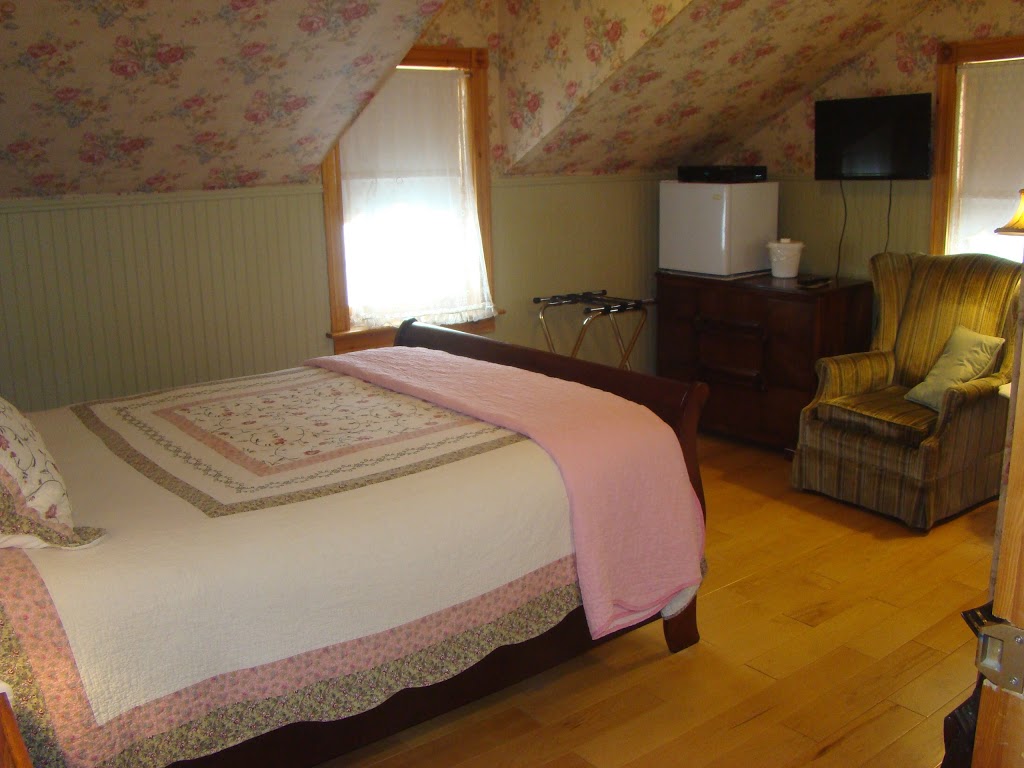 Gables Bed and Breakfast | 207 Point St, Stayner, ON L0M 1S0, Canada | Phone: (705) 517-0221