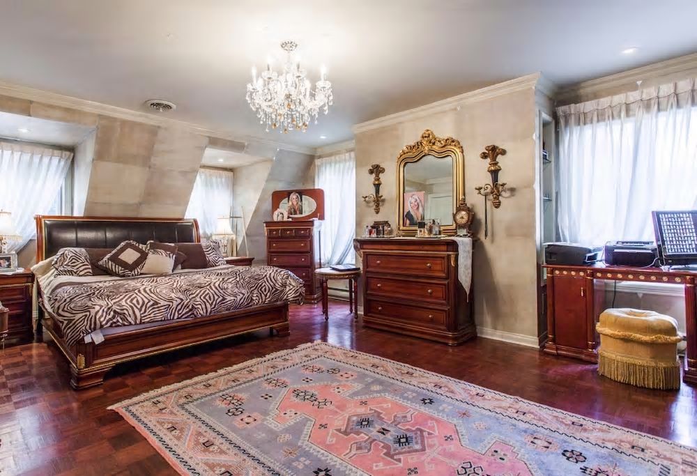 Château Olivier | 12425 Rue Olivier, Montréal, QC H4K 1V3, Canada | Phone: (514) 991-7890