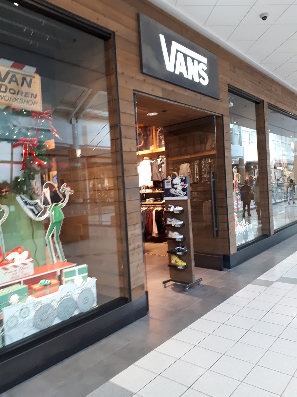 Vans | 900 Maple Ave, Burlington, ON L7S 2J8, Canada | Phone: (905) 631-8383