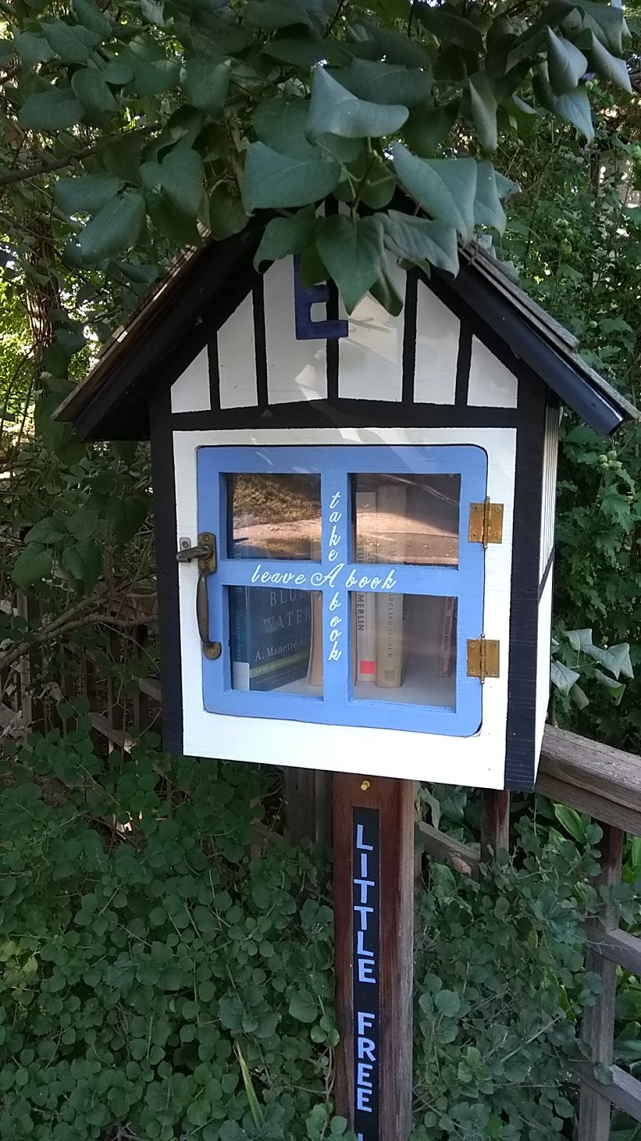 Little Free Library #9798 | 85 Second St, Oakville, ON L6J 3T1, Canada