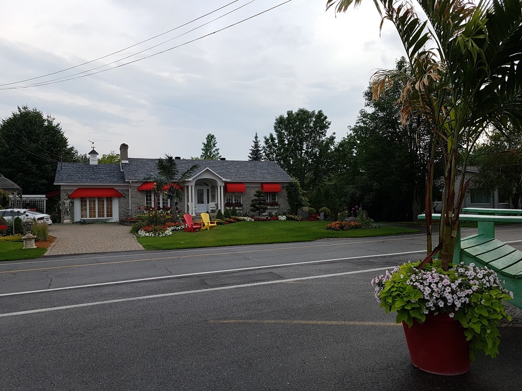 Gîte des Fleurs (le) | 2573 Boulevard Mercure, Saint-Nicéphore, QC J2A 1X7, Canada | Phone: (819) 478-7195