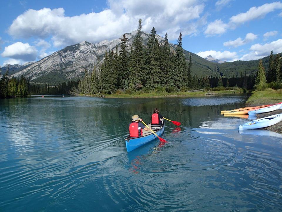 Explorer Canada Holidays Ltd / エクスプローラーカナダホリデーズ | 100 Owl St, Banff, AB T1L 1A6, Canada | Phone: (403) 762-3322