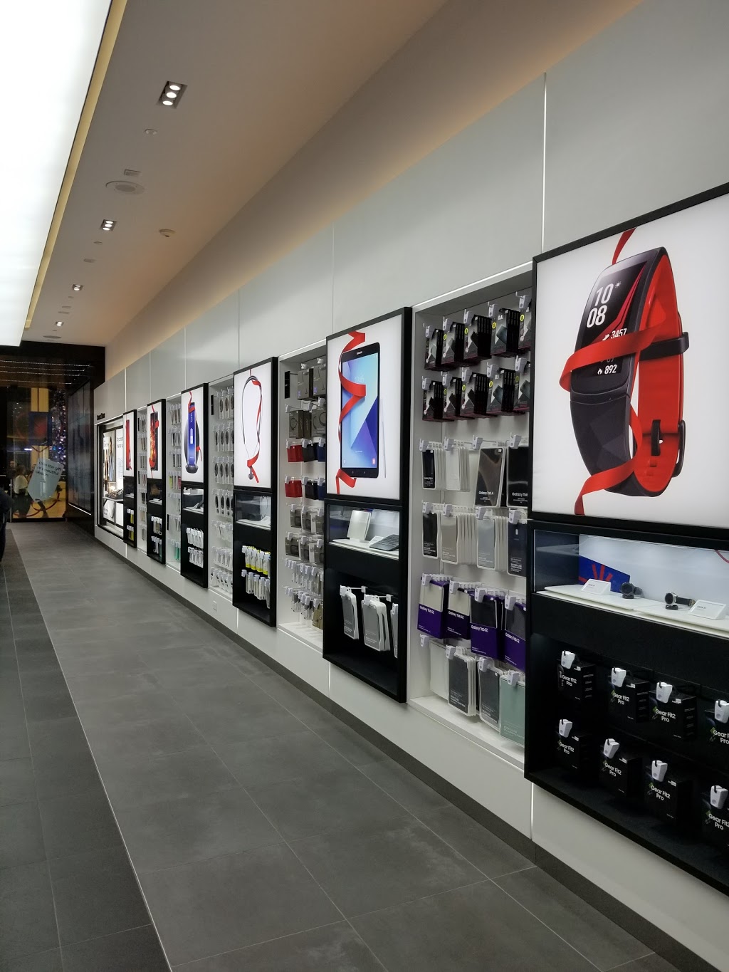 Samsung Experience Store - Yorkdale | 3401 Dufferin St, North York, ON M6A 2T9, Canada | Phone: (416) 784-0819