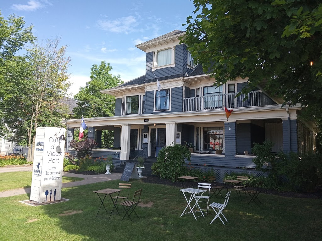 Hôtel du Vieux Port | 310 Main St, Shediac, NB E4P 2E3, Canada | Phone: (506) 381-6761