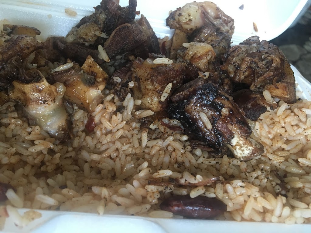 Mama DS Jamaican Cuisine | 1128 Simcoe St N, Oshawa, ON L1G 4W6, Canada | Phone: (905) 240-3088