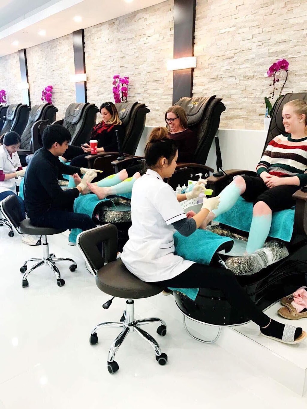 Lux Nails Spa | 4-987 Gordon St, Guelph, ON N1G 4W3, Canada | Phone: (519) 265-5588