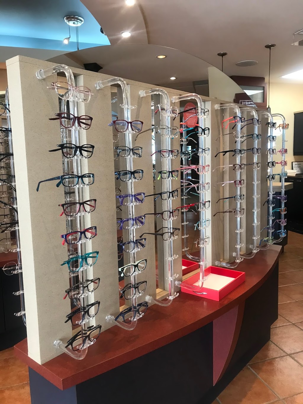 IRIS Optométristes et Opticiens - Alma | 213 Av. du Pont S, Alma, QC G8B 2T7, Canada | Phone: (418) 669-4747