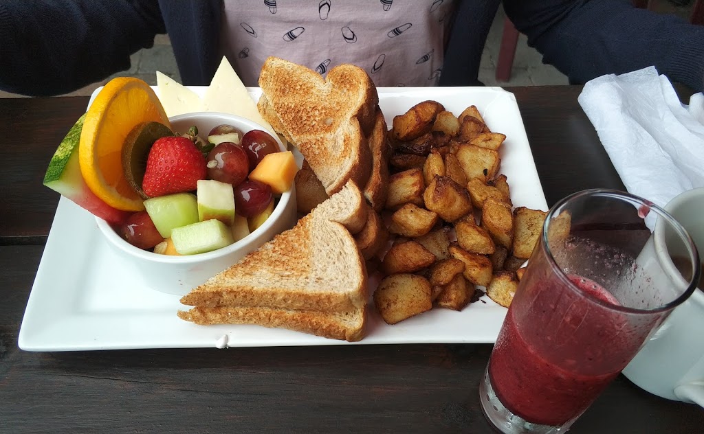 Café Bistro Le Snobinard | 271 Boulevard des Braves, Terrebonne, QC J6W 3H6, Canada | Phone: (450) 492-8080