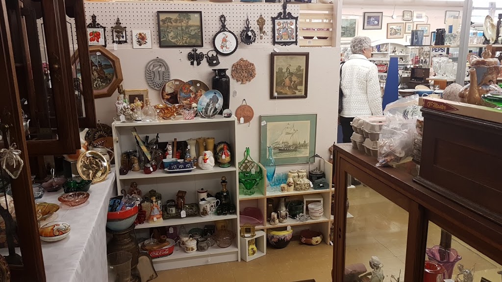 Collins Bay Flea Market | 666 Collins Bay Rd, Kingston, ON K7M 7E9, Canada | Phone: (613) 389-2227