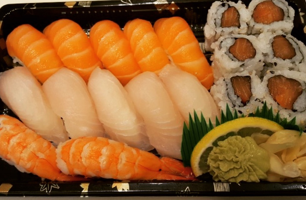 Sushi Maki House | 645 Lakeshore Rd E, Mississauga, ON L5G 1J5, Canada | Phone: (905) 271-0517