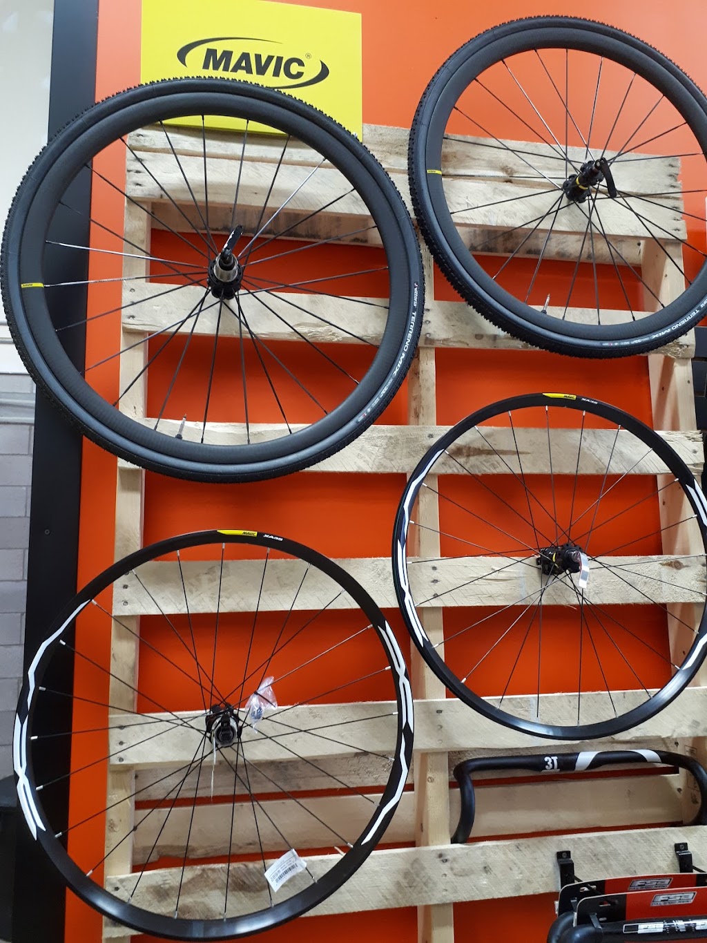 Vélotonic | Le Garage Cycliste | 105 17775 des Gouverneurs, Mirabel, QC J7J 0T9, Canada | Phone: (450) 419-0119