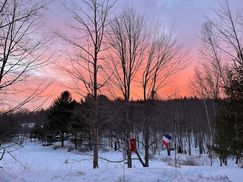 L’étoile et le lac | 32 Ch. Émile-Quesnel, Papineau, QC J0T 1K0, Canada | Phone: (819) 772-1762