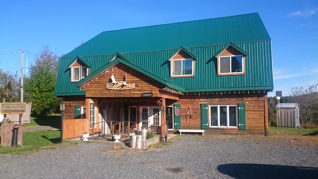 Auberge des Pins Rouges | 8021 Rang des Pins-Rouges, Saint-Alexis-des-Monts, QC J0K 1V0, Canada | Phone: (819) 265-4777