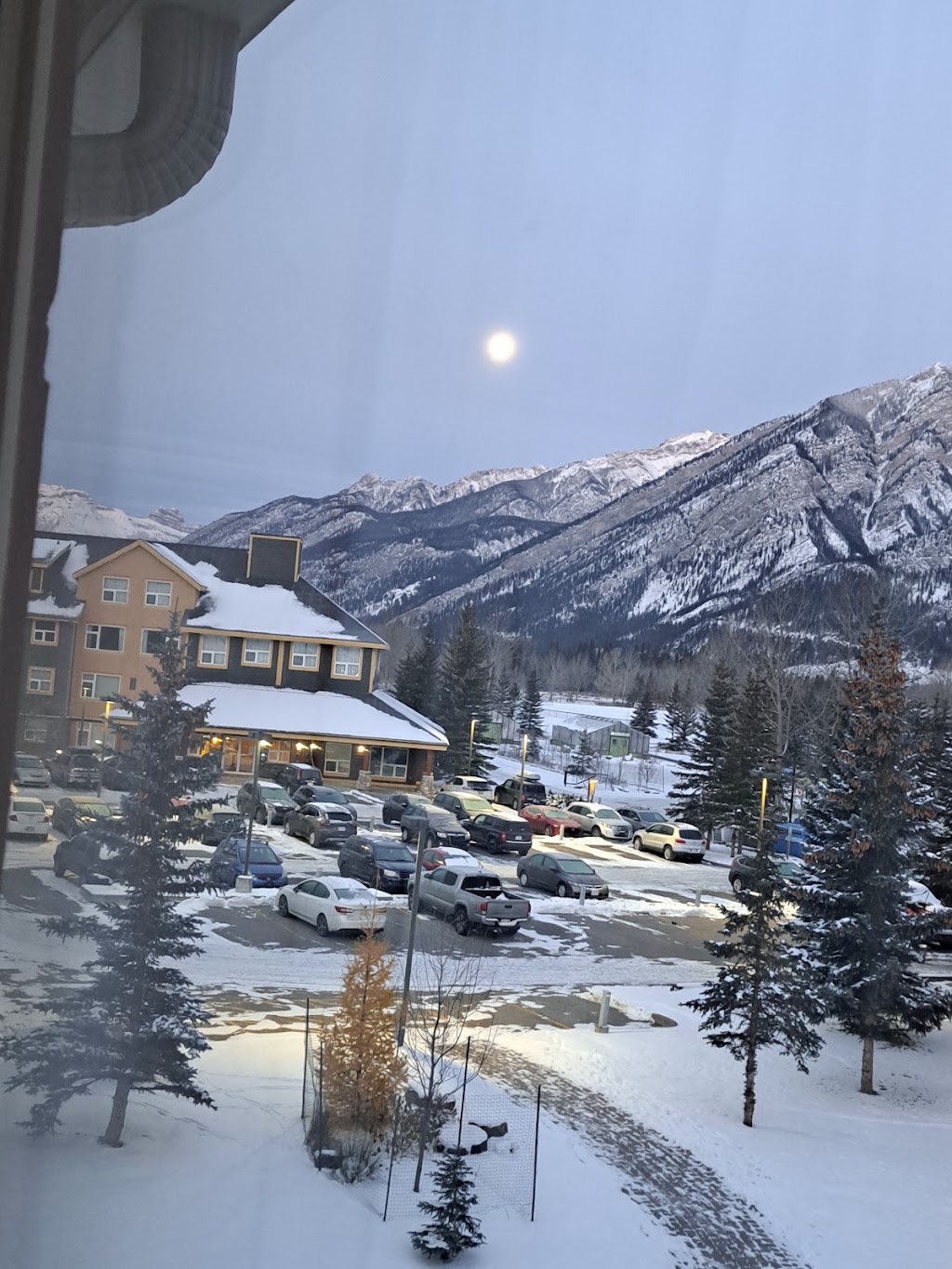 Lake Louise Inn | 210 Village Rd, Lake Louise, AB T0L 1E0, Canada | Phone: (403) 522-3791