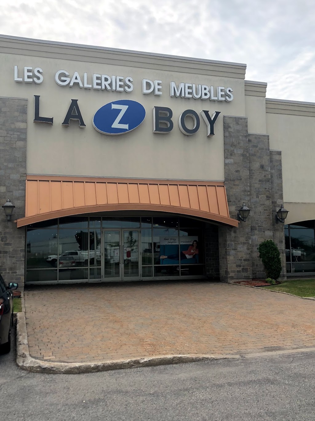 La-Z-Boy Furniture Galleries | 17850 Route Transcanadienne, Kirkland, QC H9J 4A1, Canada | Phone: (514) 695-2311