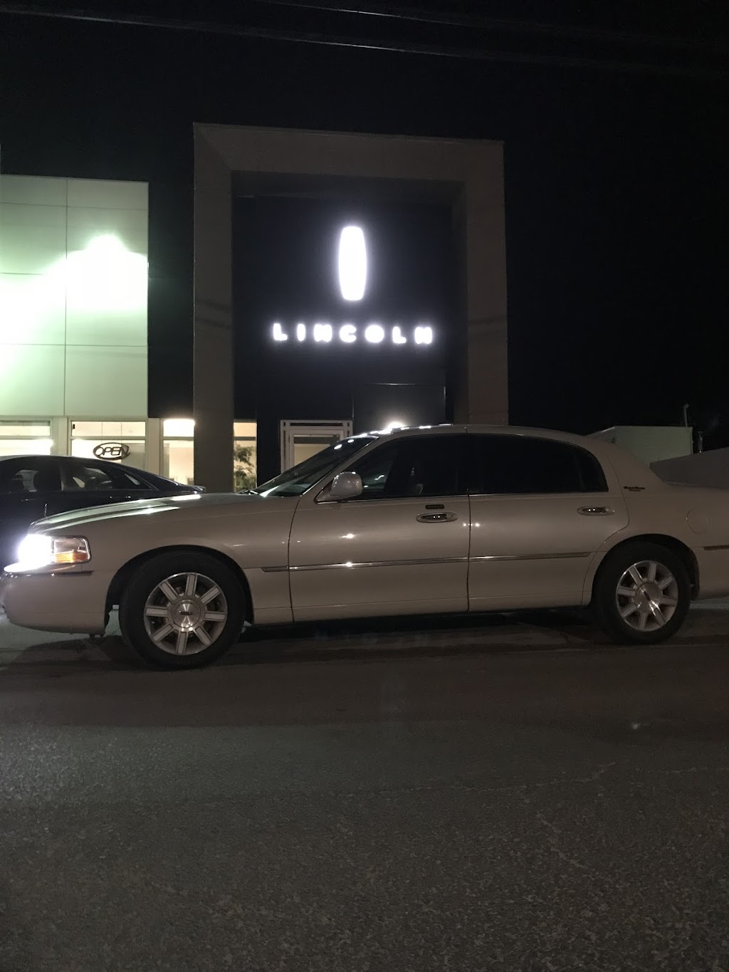 Bermuda Limousine Services | 646 North ct, Kingston, ON K7K 3C3, Canada | Phone: (613) 561-6900