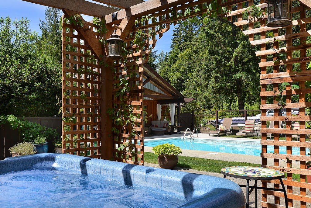 Casa Bella Guest House | 7117 Sechelt Inlet Rd, Sechelt, BC V0N 3A4, Canada | Phone: (604) 741-5066