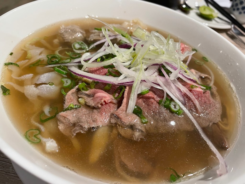 Em Oi Vietnamese Restaurant | 542 Upper Wellington St, Hamilton, ON L9A 3P5, Canada | Phone: (905) 387-4582