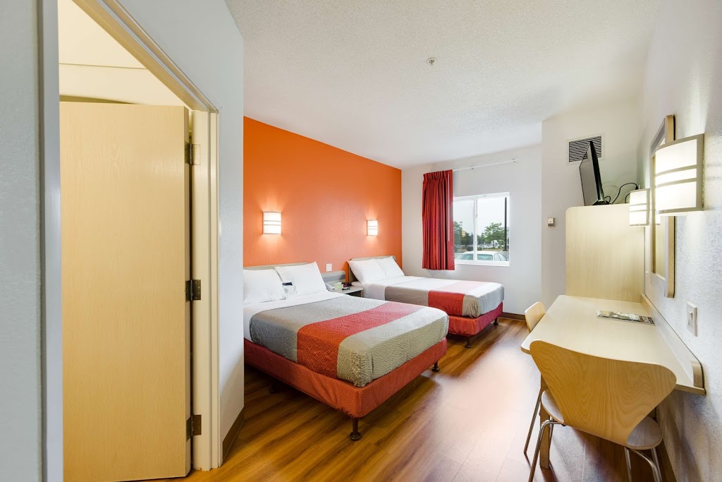 Motel 6 Toronto - Brampton | 160 Steelwell Rd, Brampton, ON L6T 5T3, Canada | Phone: (905) 451-3313