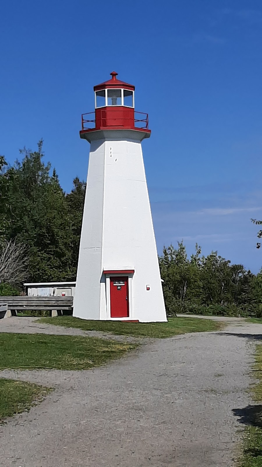 Cap de Bon-Désir Interpretation and Observation Centre | 13 Chem. du Cap de Bon Désir, Grandes-Bergeronnes, QC G0T 1G0, Canada | Phone: (418) 232-6751