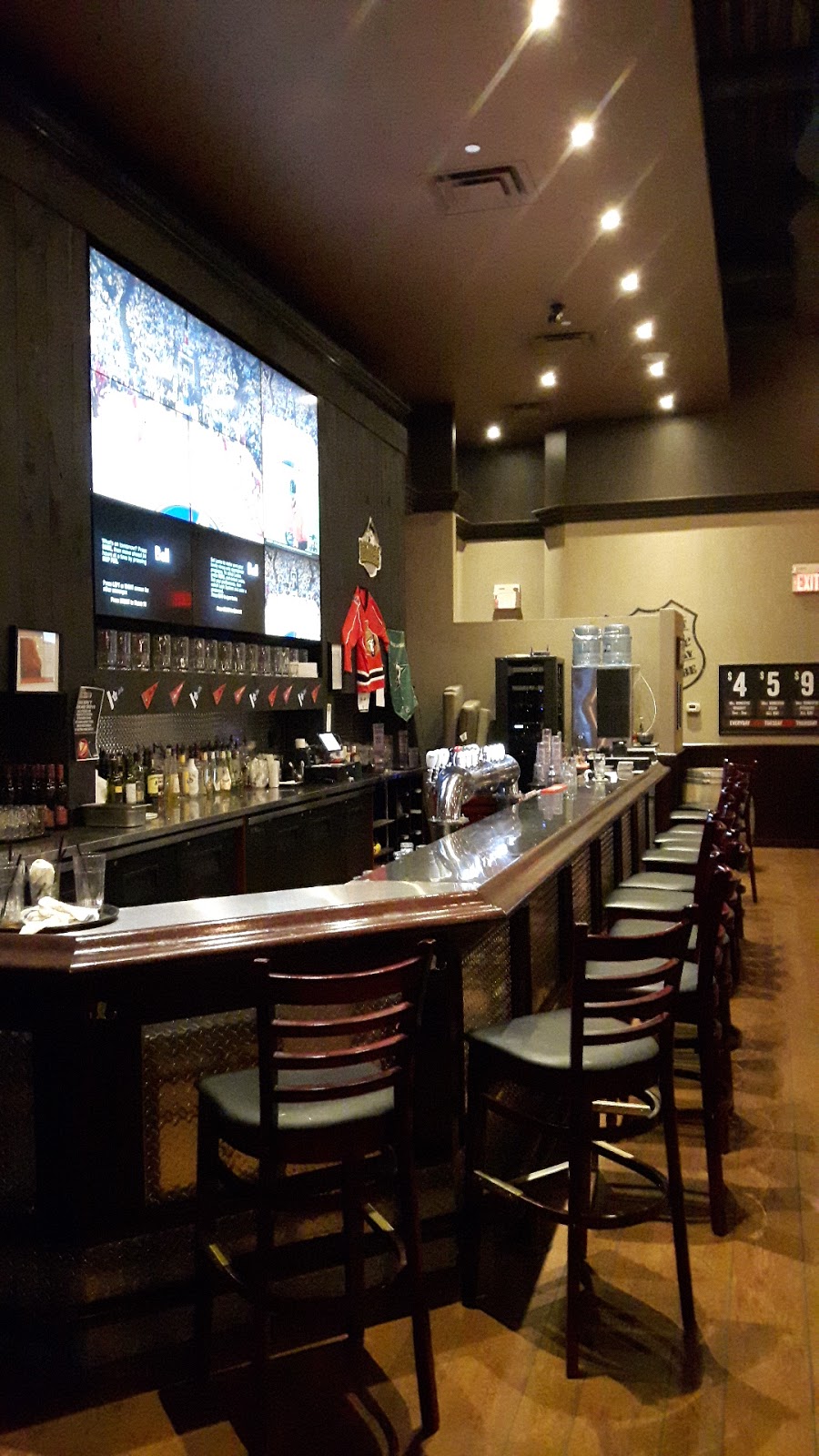 Chucks Roadhouse Bar & Grill | 9 Jim Kimmett Blvd, Napanee, ON K7R 0B3, Canada | Phone: (613) 354-6200