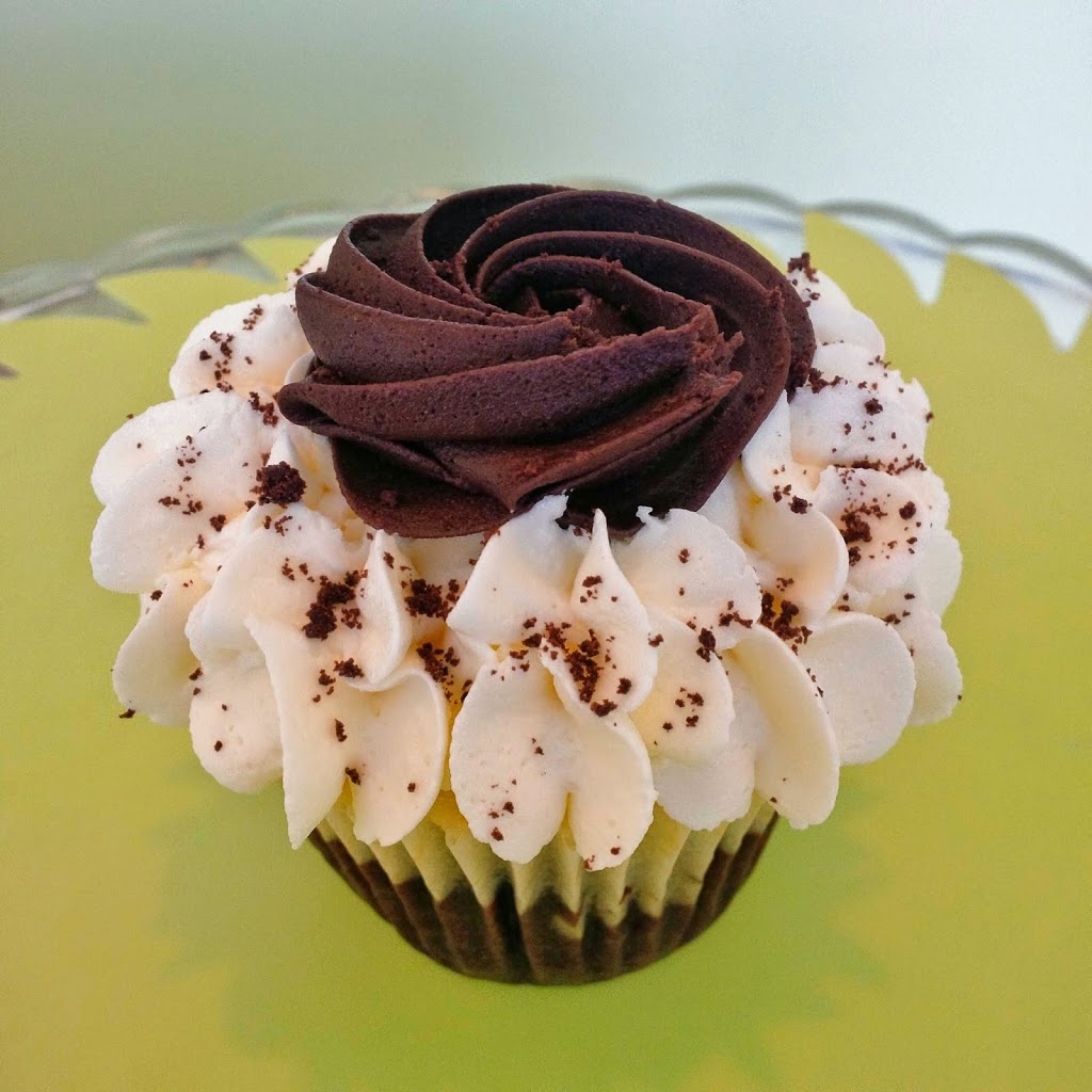 LA Cupcake Boutique | 2500 Appleby Line, Burlington, ON L7L 0A2, Canada | Phone: (905) 332-8700