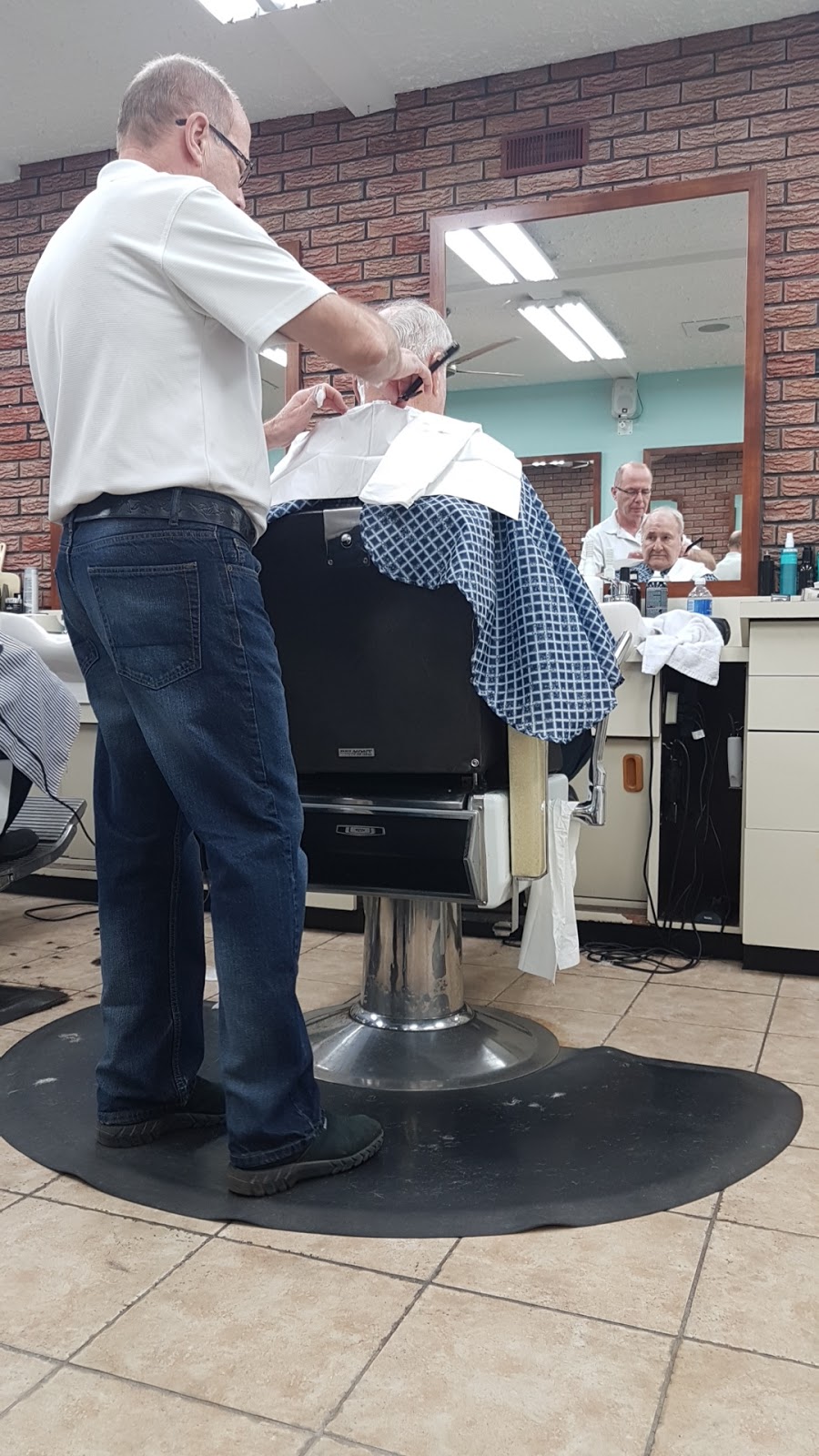 Freddys Hairstyling | 414 Eramosa Rd, Guelph, ON N1E 2M9, Canada | Phone: (519) 824-6484