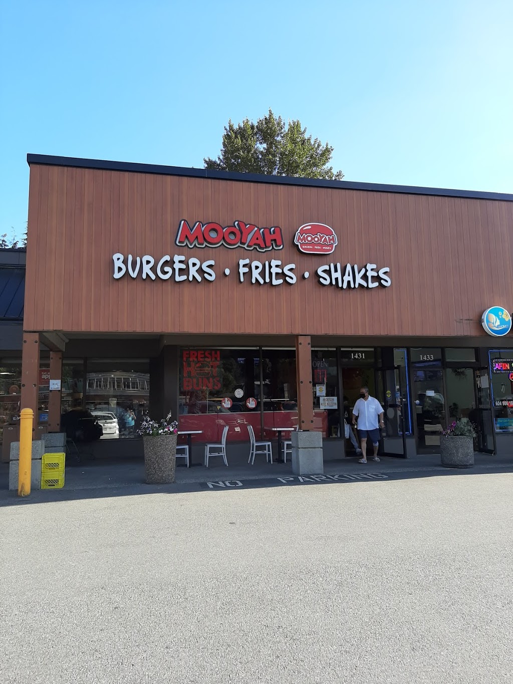 MOOYAH Burgers Fries & Shakes | 1431 Marine Dr, North Vancouver, BC V7P 1T5, Canada | Phone: (604) 971-4611