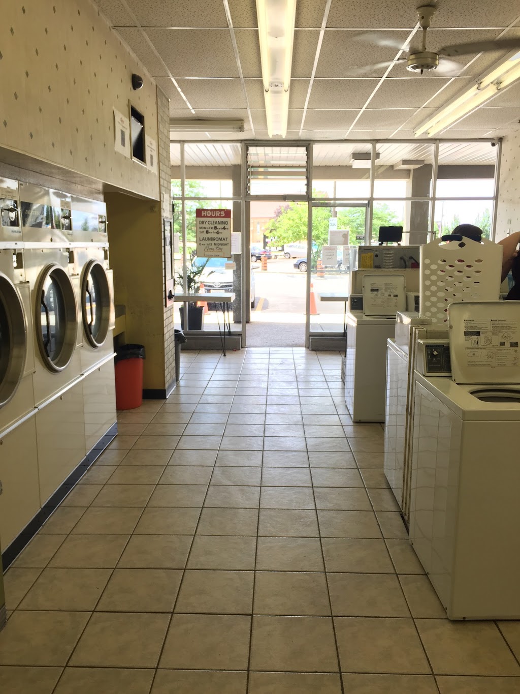 Sauders Dry Cleaners and Laundromat | 120 Ottawa St N, Kitchener, ON N2H 3K5, Canada | Phone: (519) 743-1362