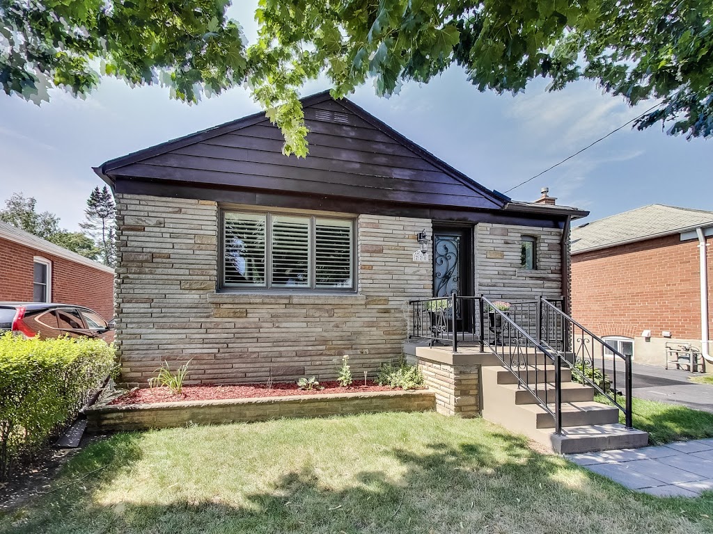 Toronto Real Estate Agent / Melissa Emond Remax West Realty | 1678 Bloor St W, Toronto, ON M6P 1A9, Canada | Phone: (647) 239-7587