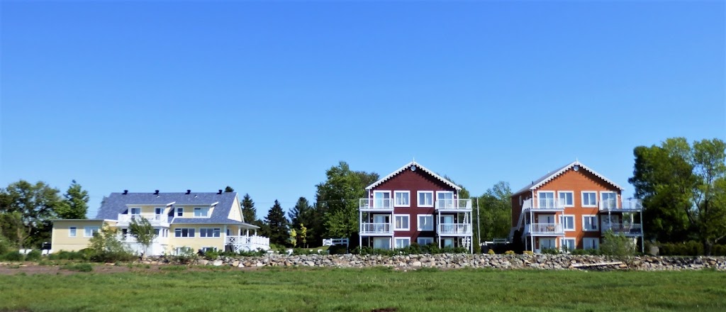 LOie Blanche Sur Mer | 495 Chemin des Pionniers E, LIslet, QC G0R 2B0, Canada | Phone: (514) 507-6822