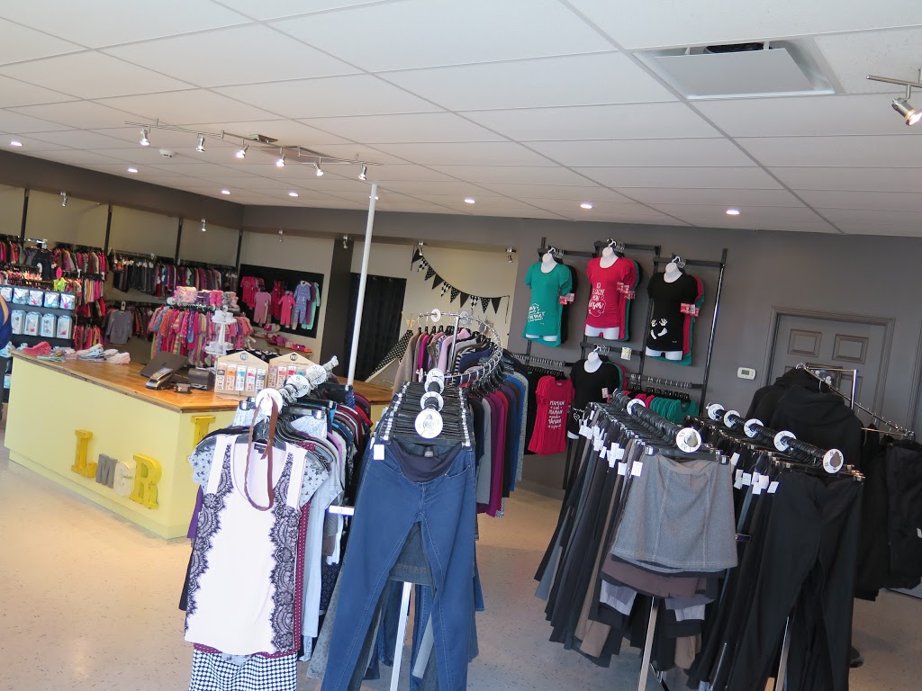 La mini-garde-robe friperie | 1896 Route des Rivières, Saint-Nicolas, QC G7A 1J2, Canada | Phone: (418) 496-6606