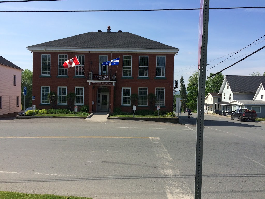 Mansonville Hotel De Ville | 2 Rue de Vale Perkins, Mansonville, QC J0E 1X0, Canada | Phone: (450) 292-3313