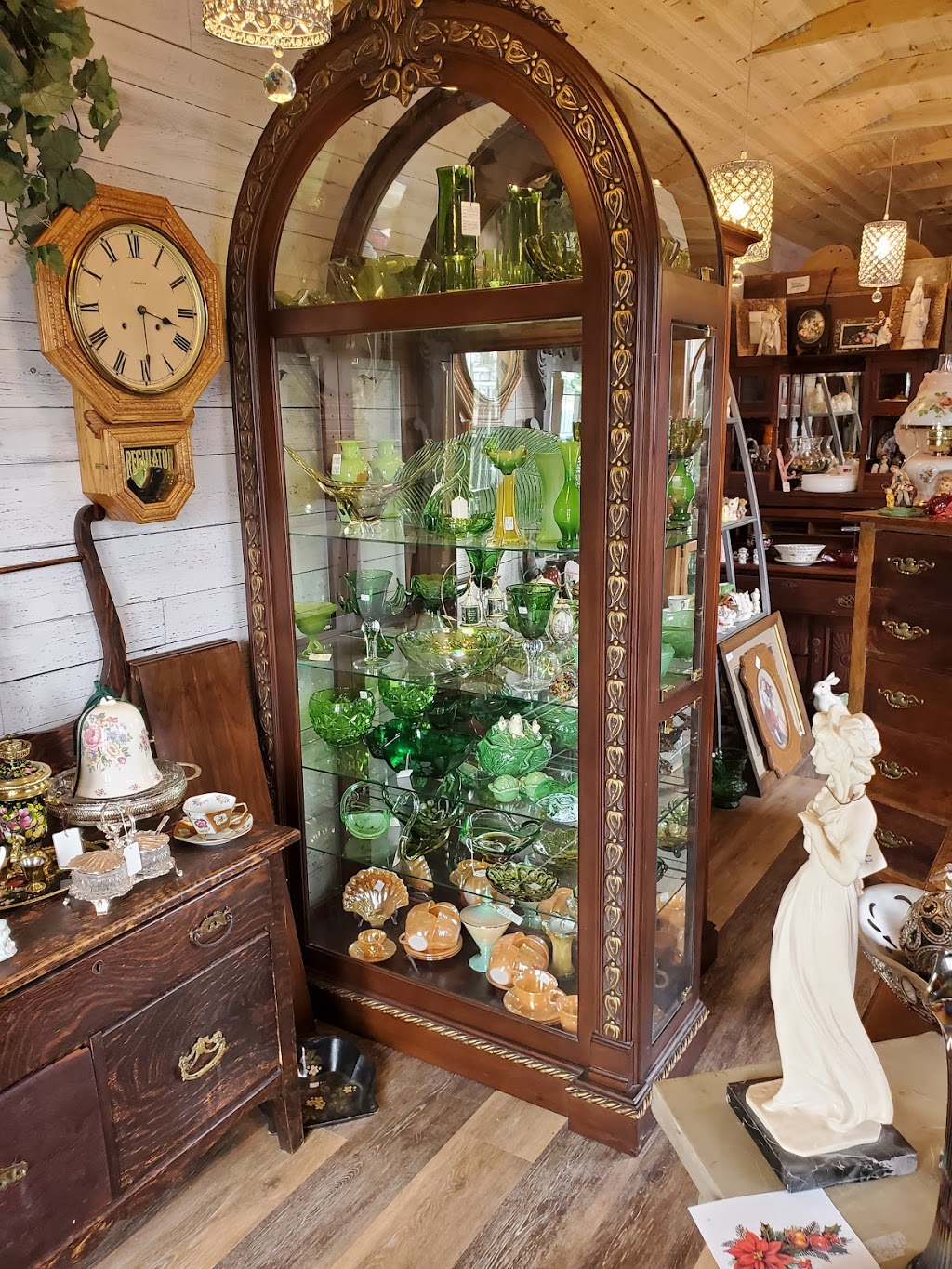 Gracie Ds Antiques Collectibles & Giftware | 5410 50 Ave, Mirror, AB T0B 3C0, Canada | Phone: (403) 788-2929