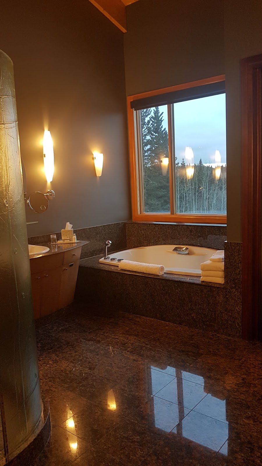 Azuridge Estate Hotel | 178057 272 St W, Priddis, AB T0L 1W0, Canada | Phone: (403) 931-0100