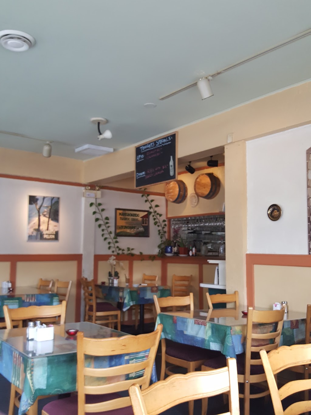 Greek Fellas Restaurant | 11008 River Rd, Delta, BC V4C 2S2, Canada | Phone: (604) 584-2272