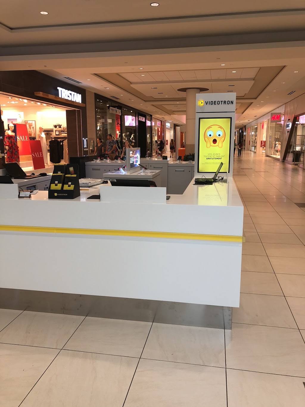 Kiosque Vidéotron | 100 Bayshore Dr, Nepean, ON K2B 8C1, Canada | Phone: (613) 606-2108