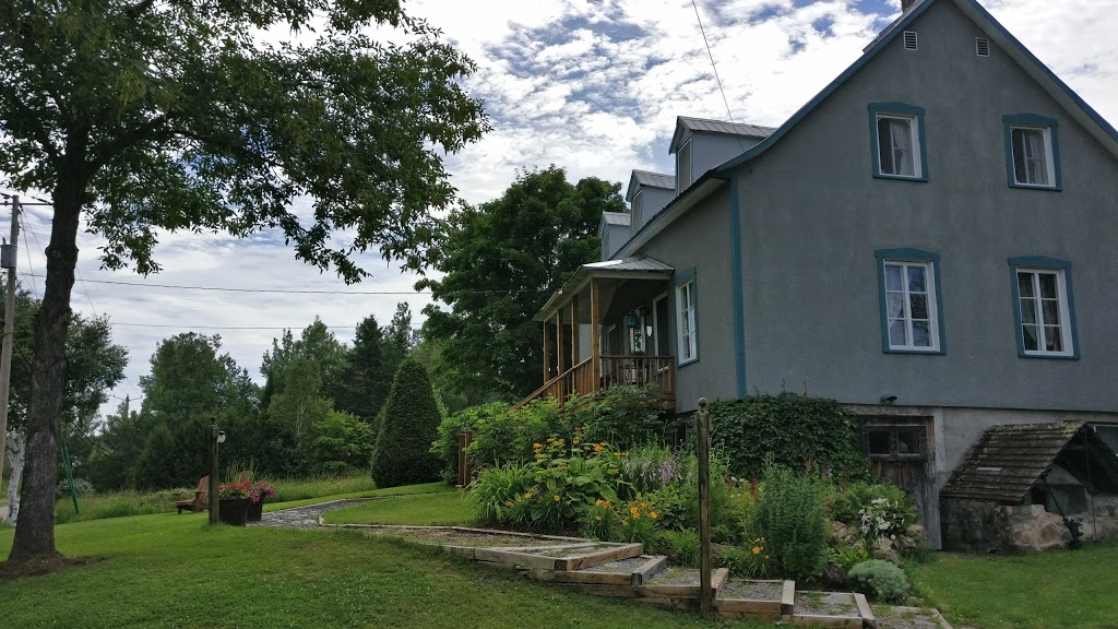 Gîte Au Fil du Temps | 43 Rue Principale, Saint-Aimé-des-Lacs, QC G0T 1S0, Canada | Phone: (418) 633-5329