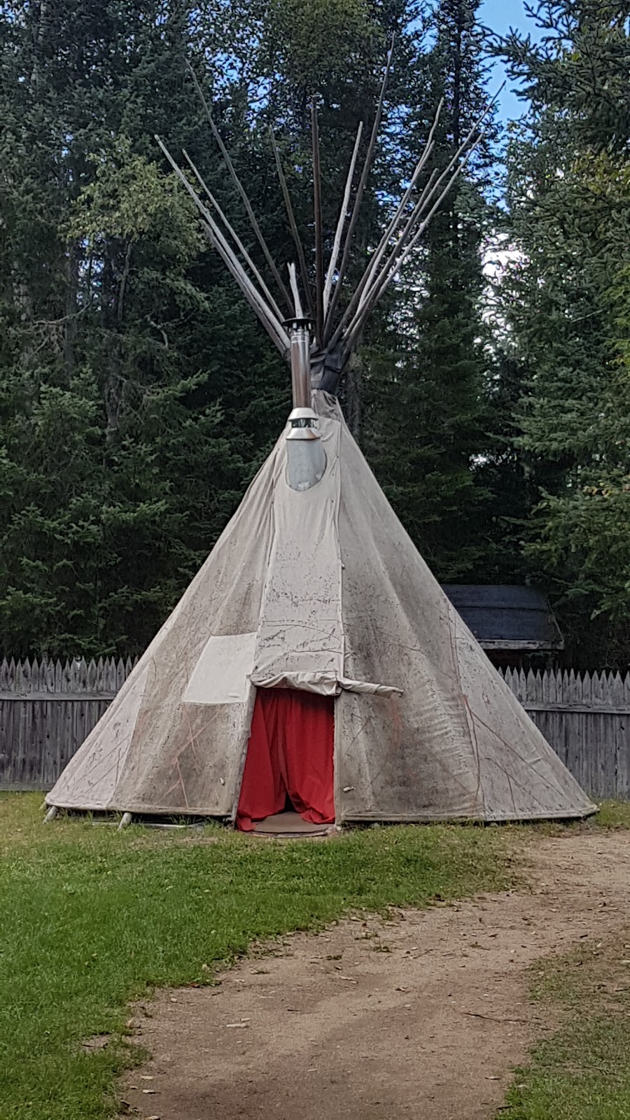 Village de Tee-Pee La Bourgade | 158 Chem. Poissant, Lac-Saint-Paul, QC J0W 1K0, Canada | Phone: (819) 587-4350