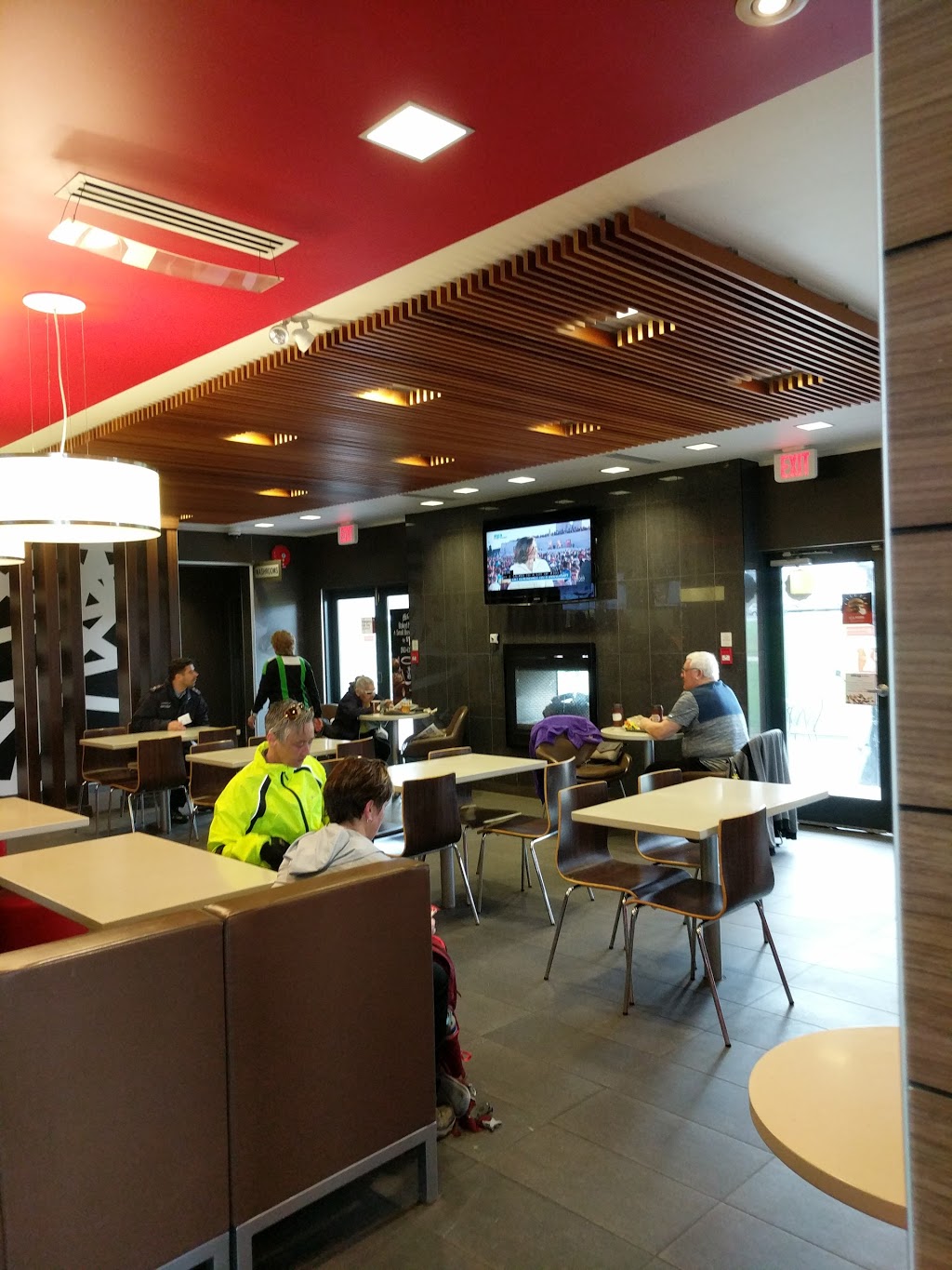 McDonalds | 2473 Mt Newton Cross Rd, Saanichton, BC V8M 2B7, Canada | Phone: (250) 544-2630