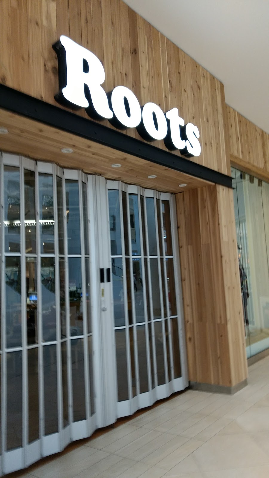 Roots | 240 Leighland Ave Unit 219, Oakville, ON L6H 3H6, Canada | Phone: (905) 339-0708