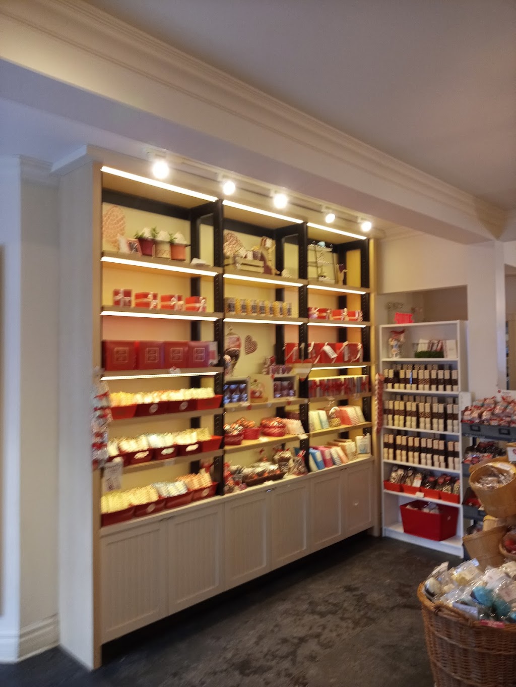 Chocolats Favoris | 8320 1re Av., Québec, QC G1G 4C2, Canada | Phone: (418) 627-2288