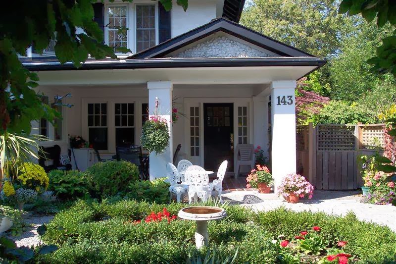 Bernard Gray Hall Bed and Breakfast | 143 King St, Niagara-on-the-Lake, ON L0S 1J0, Canada | Phone: (905) 468-5607