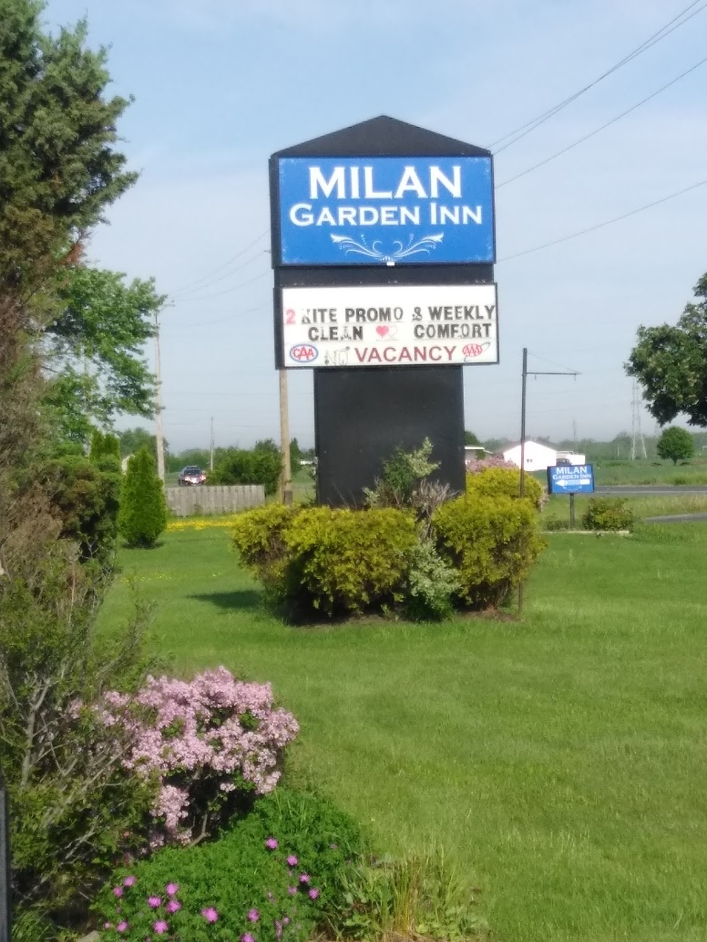 Milan Garden Inn | 13055 Lundys Ln, Niagara Falls, ON L2E 6S4, Canada | Phone: (905) 227-0891