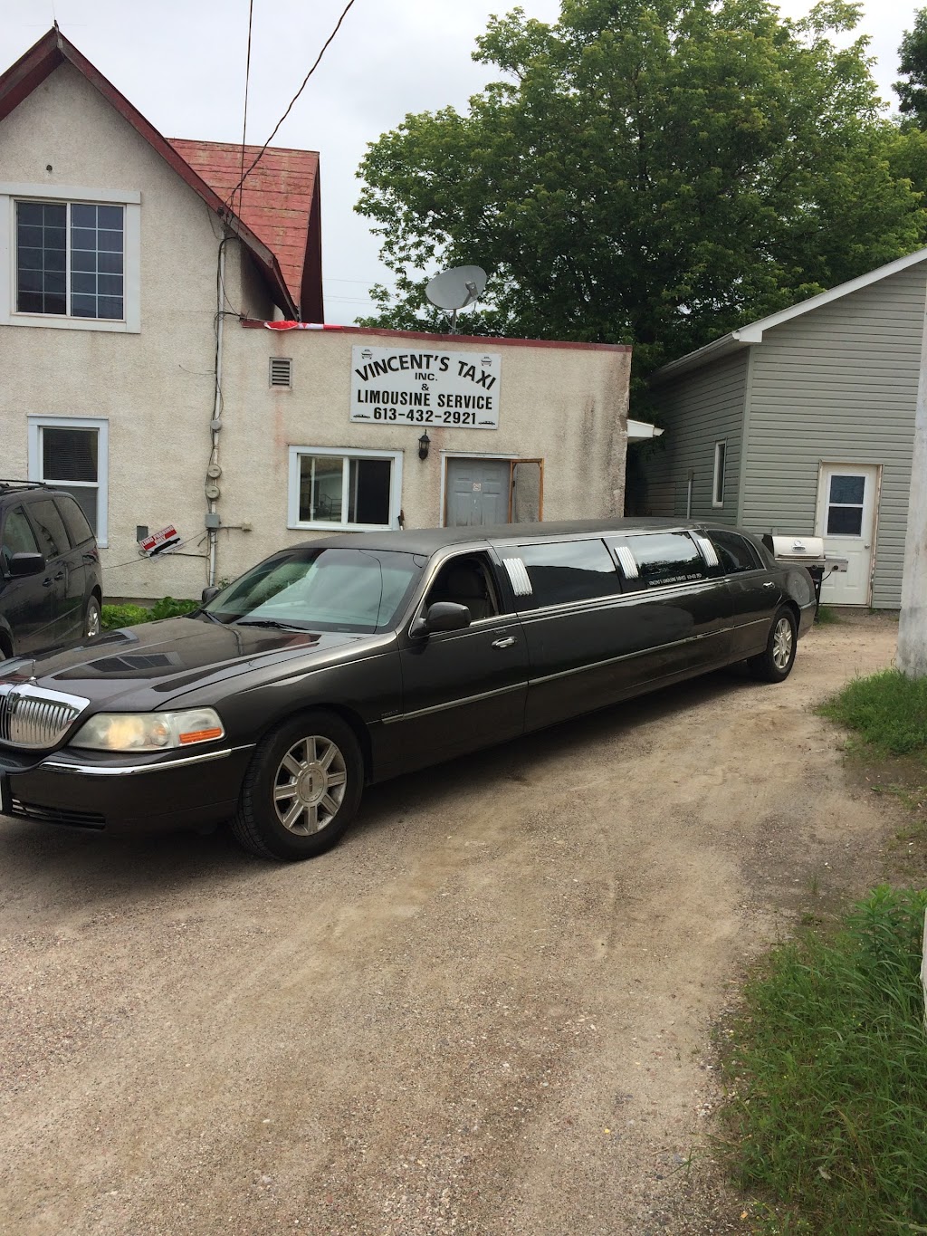 Vincents Taxi & Limousine | 61 Barry Ave, Renfrew, ON K7V 3N9, Canada | Phone: (613) 432-2921