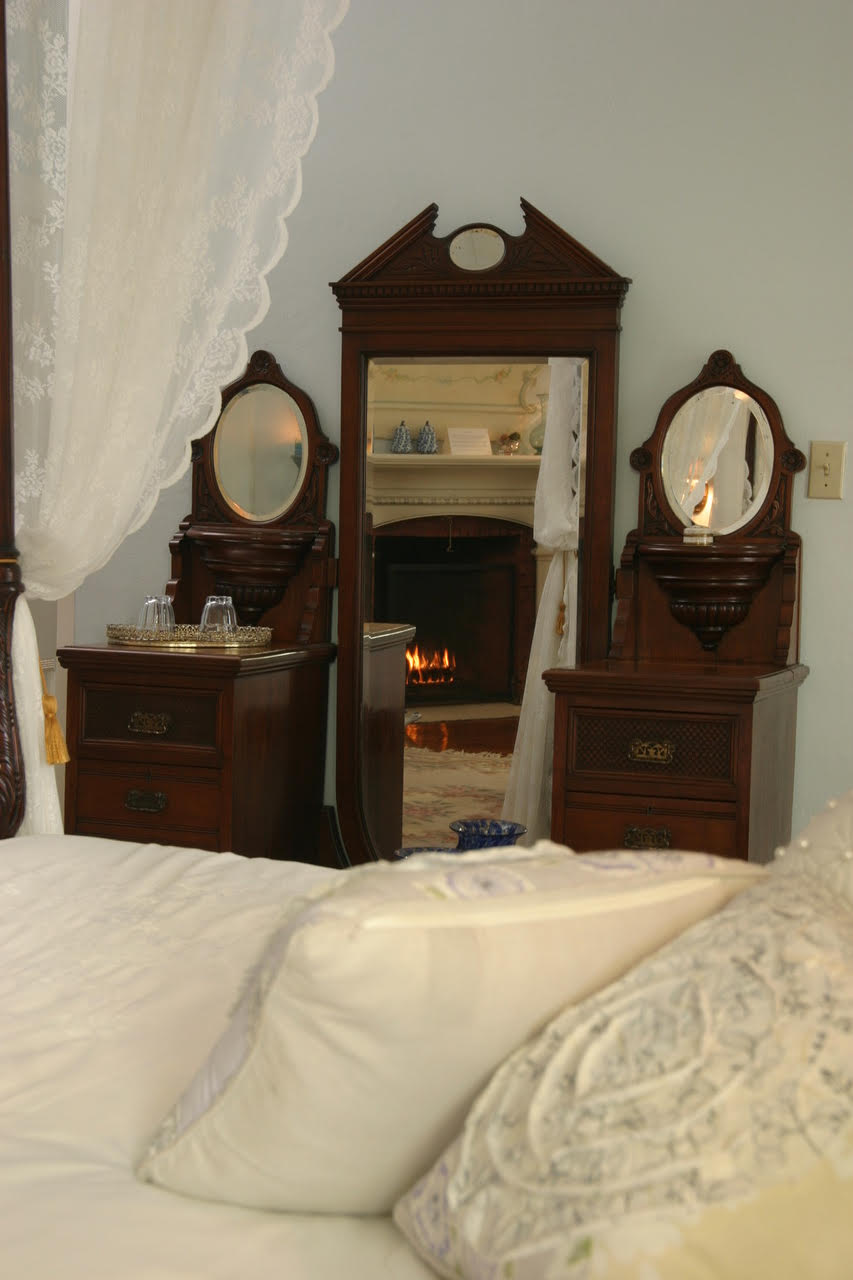 Grand Victorian Bed & Breakfast | 15618 Niagara Pkwy, Niagara-on-the-Lake, ON L0S 1J0, Canada | Phone: (905) 468-0997