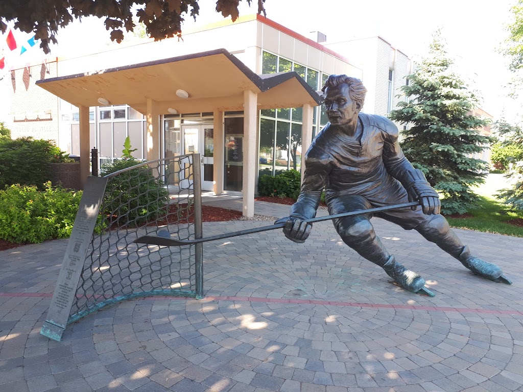 Bronze de Guy Lafleur | 3B0, 305-315 Rue de lHôtel de Ville, Thurso, QC J0X 3B0, Canada | Phone: (819) 985-2000