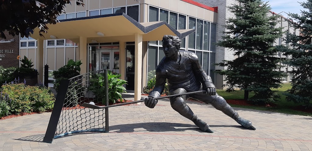 Bronze de Guy Lafleur | 3B0, 305-315 Rue de lHôtel de Ville, Thurso, QC J0X 3B0, Canada | Phone: (819) 985-2000