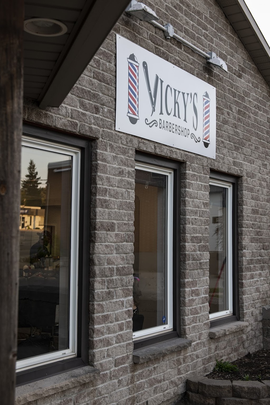 Vickys Barber Shop | 236 Norwich Ave Unit 6, Woodstock, ON N4S 3V9, Canada | Phone: (519) 532-3240