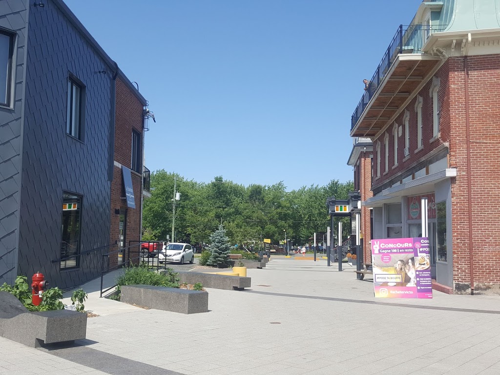 Parc with benches | 2 Rue K, Victoriaville, QC G6P 3Z5, Canada